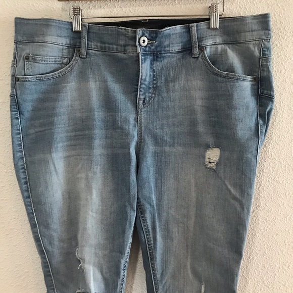 Torrid Distressed Light Bombshell Skinny Jean - Picture 5 of 12